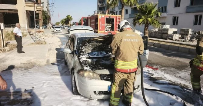 Antakya’da aracın motorundan alevler yükseldi