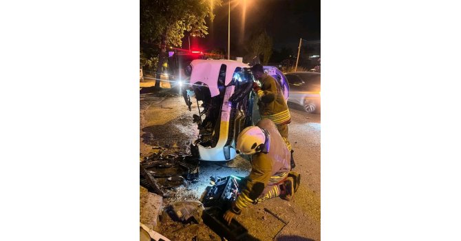 Ağaca çarparak yan yatan otomobildeki 2 kişi yaralandı
