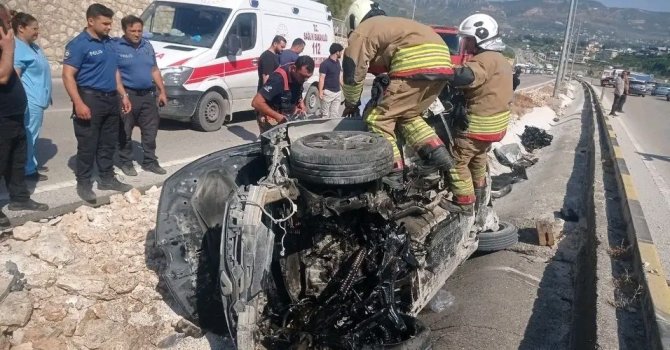 Hatay’da otomobil refüje çarptı: 1’i ağır 3 yaralı