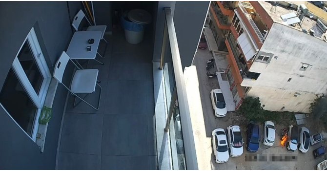 Park ettiği motosiklet alev topuna döndü, diğer araçlara sıçramaması için hayatını hiçe saydı