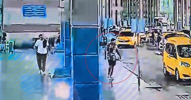 Otogarın dışındaki çuvala gizlediği bıçağı alıp 2 güvenlik görevlisini yaraladı