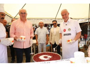 Başkan Özçelik kazanın başına geçip vatandaşlara aşure ikram etti
