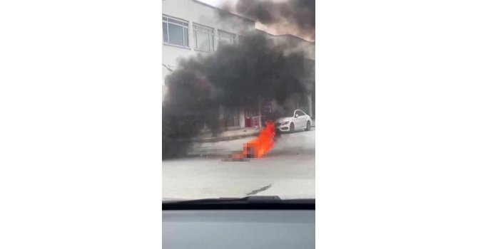 Zihinsel engelli şahıs üzerine benzin döküp kendini yaktı: Korku dolu anlar kamerada