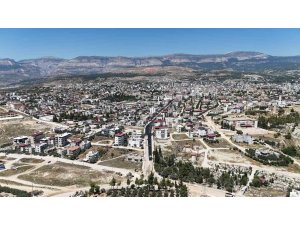Mut’ta yağışın bozduğu yollar yenilendi