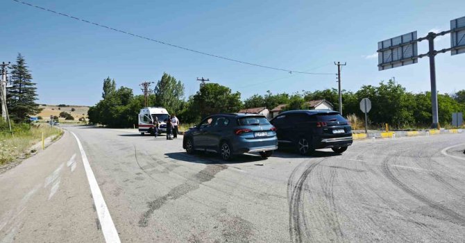 Yalvaç’ta iki otomobil kavşakta çarpıştı: 6 yaralı