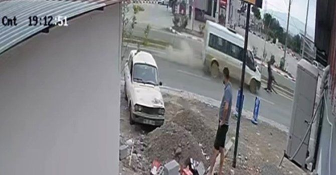 Osmaniye’de minibüs başıboş ata çarptı