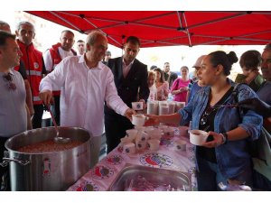 Başkan Kocagöz aşure bereketini vatandaşlarla paylaştı