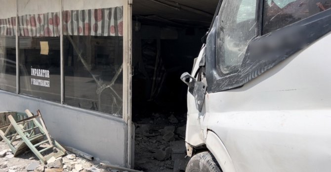 Pikapla çarpışan minibüs kıraathaneye daldı: 1 ölü, 3 yaralı