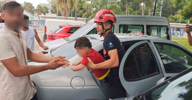 Antalya’da otomobilde kilitli kalan çocuğu itfaiye kurtardı