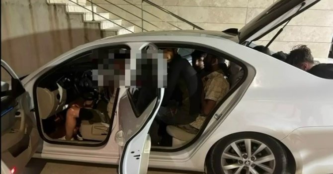 Bagajına 3 kişi bindirdiği otomobile 9 göçmen sığdıran insan tacirine 102 bin TL ceza