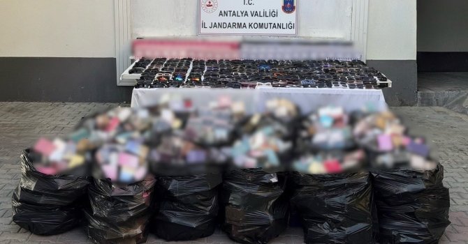Antalya’da 5 milyon liraya yakın kaçak gözlük ve parfüm operasyonu