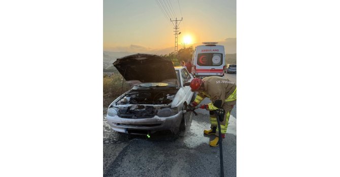 Antakya’da otomobilin motorundan alevler yükseldi