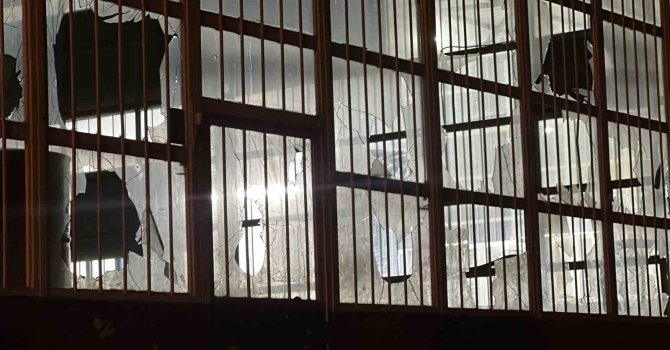 Husumetlisinin iş yerinin camlarını kırdı, emniyete gidip teslim oldu