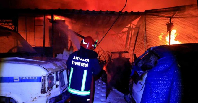 40 yıllık emeği gözlerinin önünde küle döndü
