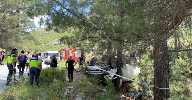 Burdur’da beton mikseri devrildi: 2 yaralı