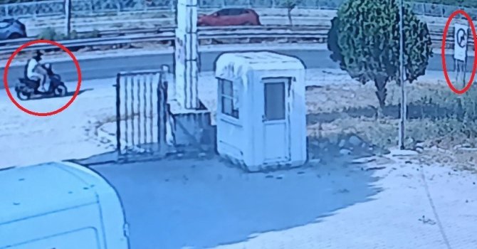 Yol kenarındaki tabelaya çarpan motosikletli kask sayesinde hayata tutundu