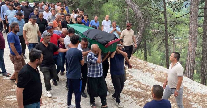 Otomobilin çarptığı avukat, cübbesi ile son yolculuğuna uğurlandı