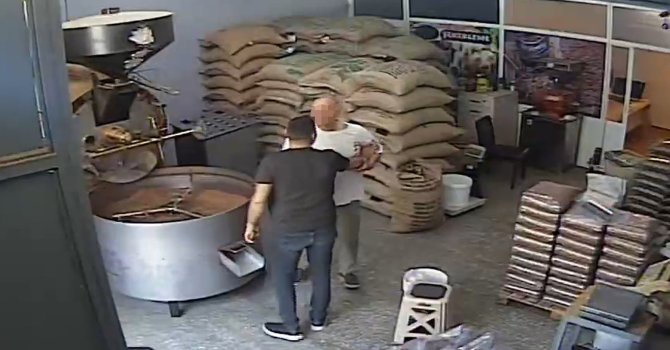 Kahve borcu yüzünden toptancıyı iş yerinde darbetti