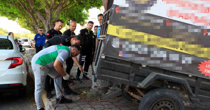 Ağaca zincirlenen römork reklam panosu oldu, ekipler kaynak makinesiyle müdahalede bulundu
