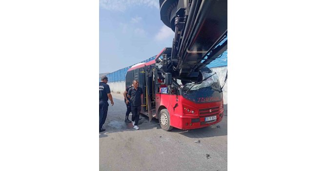 Mersin’de minibüs ile vinç çarpıştı: 1 yaralı
