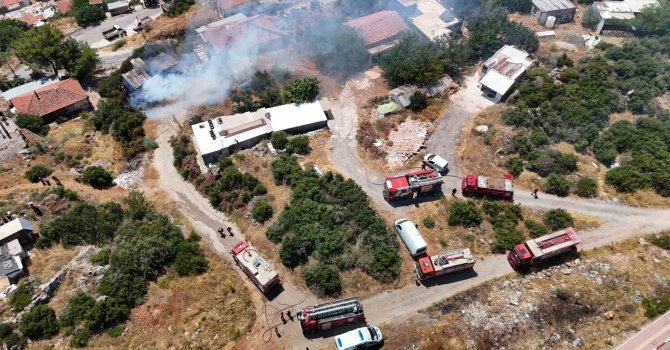 İnşaat malzemelerinin bulunduğu baraka alevlere teslim oldu