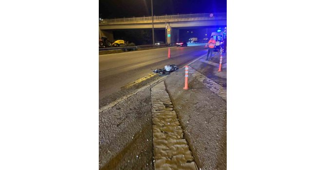 Kontrolden çıkan motosiklet tırın altına girdi, sürücü hayatını kaybetti