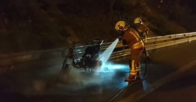 İskenderun’da motosiklet alevlere teslim oldu