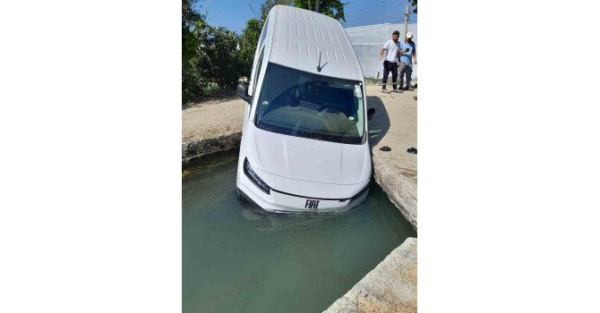 Manavgat’ta hafif ticari araç sulama kanalına düştü