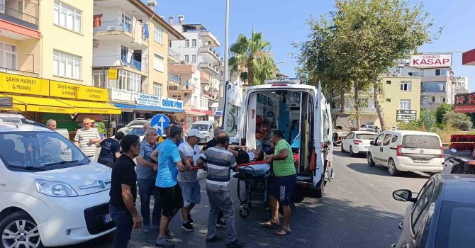 Antalya’da ’U’ dönüşü yapan araçla çarpışan motosikletteki 2 kişi yaralandı