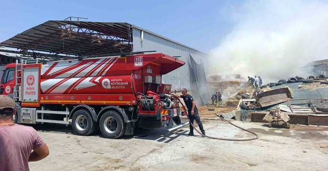 Antalya’da besihanede çıkan yangında 60 saman balyası kül oldu