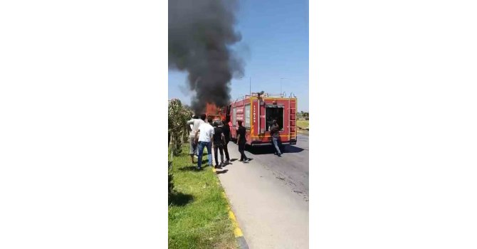 Seyir halindeki pikap alevlere teslim oldu