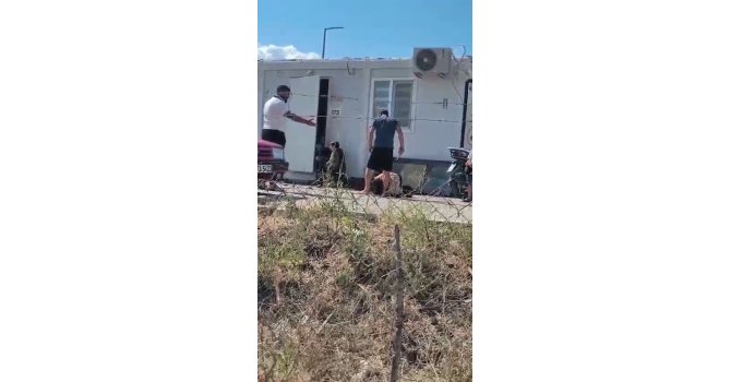 Dehşete düşüren görüntü: Karısını evlatlarının gözü önünde bıçakla yere yatırıp hunharca dövdü