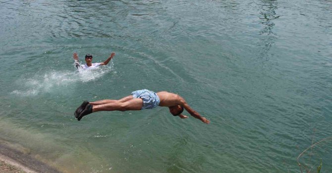 Sıcaktan bunalan çocuklar canlarını hiçe saydı: "Boğulursak vebali belediyenin üzerine olsun"