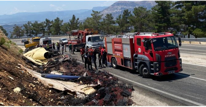 Devrilen kamyon hurdaya döndü, sıkışan sürücü kurtarıldı