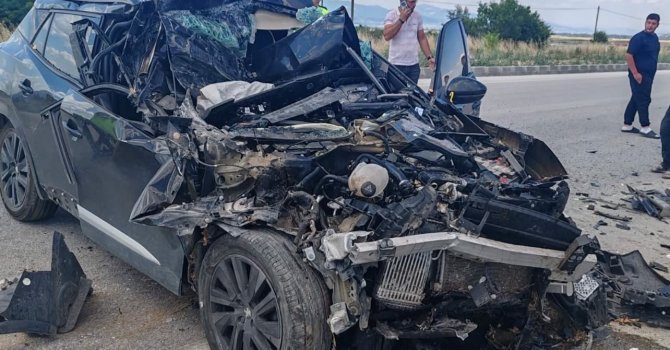 Kamyonete çarpan otomobil hurdaya döndü: 1 yaralı