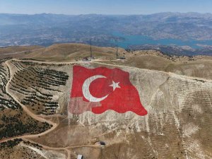 Dünyanın en büyük Türk bayrağı yeniden eski görkemine kavuştu