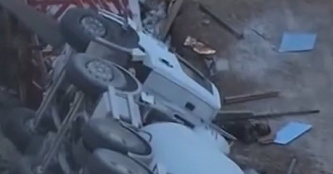 Yolda oluşan çökme nedeniyle beton mikseri devrildi: 1 yaralı