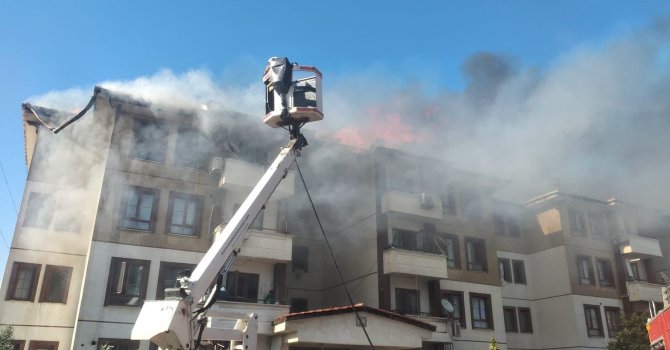 Hatay’da 2 binanın çatısı alevlere teslim oldu