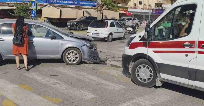 Manavgat’ta otomobiller çarpıştı, sürücüler yaralandı