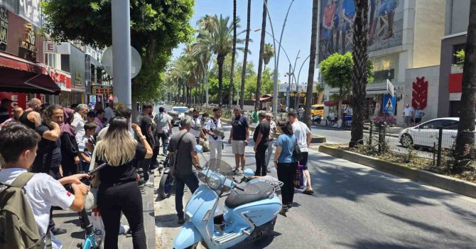 Yaya geçidinden geçen yayaya motosiklet çarptı: 2 yaralı