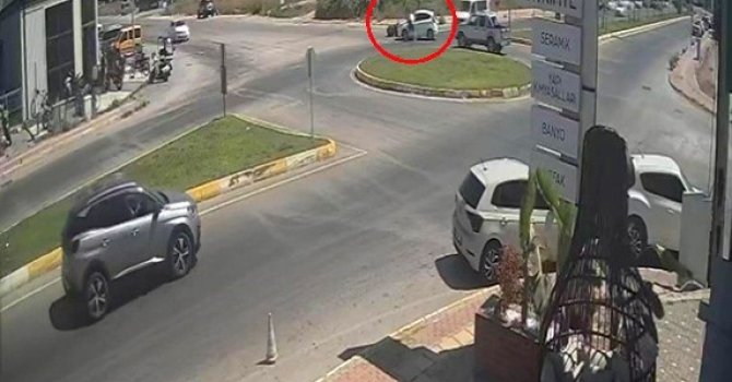 Kaza yapan motosiklet sürücüsü sinirini otomobilin camından çıkardı