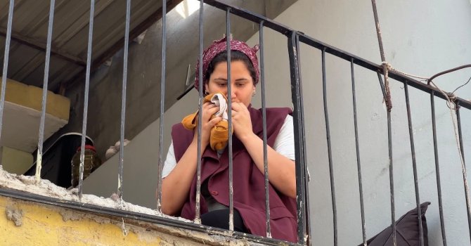 Annesi sokaktan korkarken, facia evlerinin balkonunda yakaladı