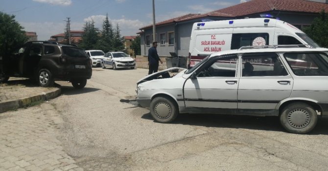 Yalvaç’ta iki otomobil çarpıştı: 2 yaralı