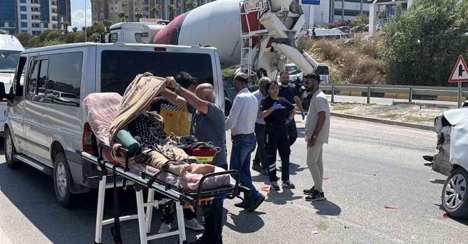 Ambulansın karıştığı kazada sağlık personeli hastayı battaniyeyle güneşten korudu