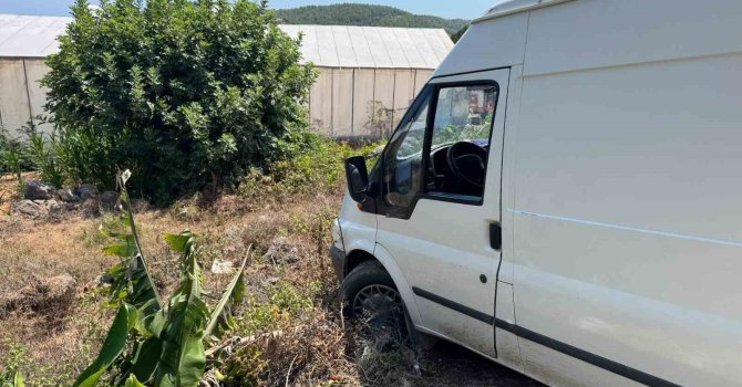 Ticari araç, çıkmaz sokağa girdi bahçeye düşmesine ramak kaldı