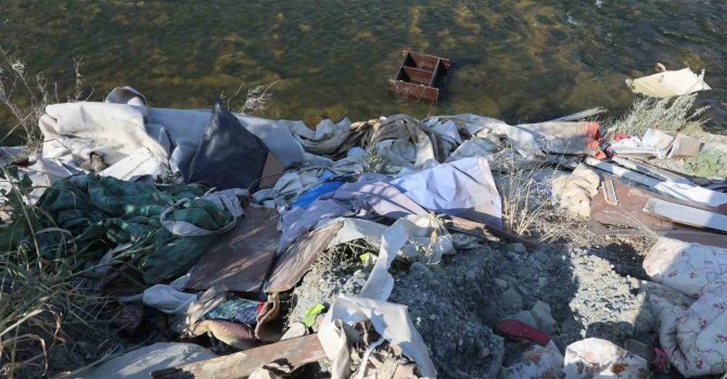 Dereye kamyon dolusu atık malzeme döktüler: Doğa katliamı kameraya yansıdı