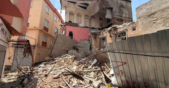 Adana’da yıkılan metruk binanın enkazı 48 gündür kaldırılmadı