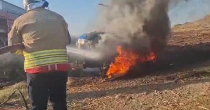 Tarla sürerken yanmaya başlayan traktör kullanılamaz hale geldi