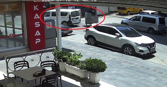 Kontrolden çıkan çöp konteyneri caddeye dalıp araca çarptı: O anlar kamerada