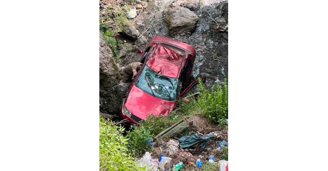 Payas’ta uçurumdan yuvarlanan otomobilin sürücüsü yuvarlandı